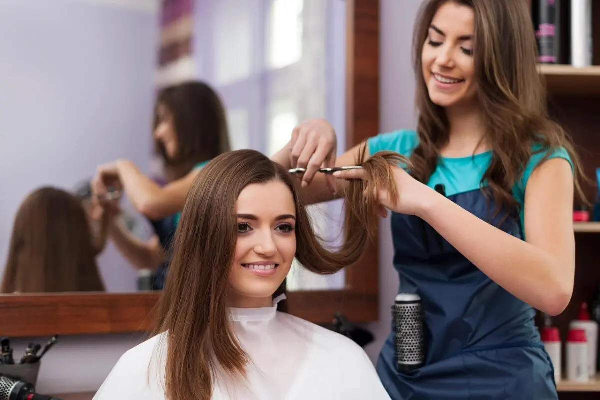 Salon de coiffure : comment transformer l’attente en confort grâce à des magazines bien choisis ?